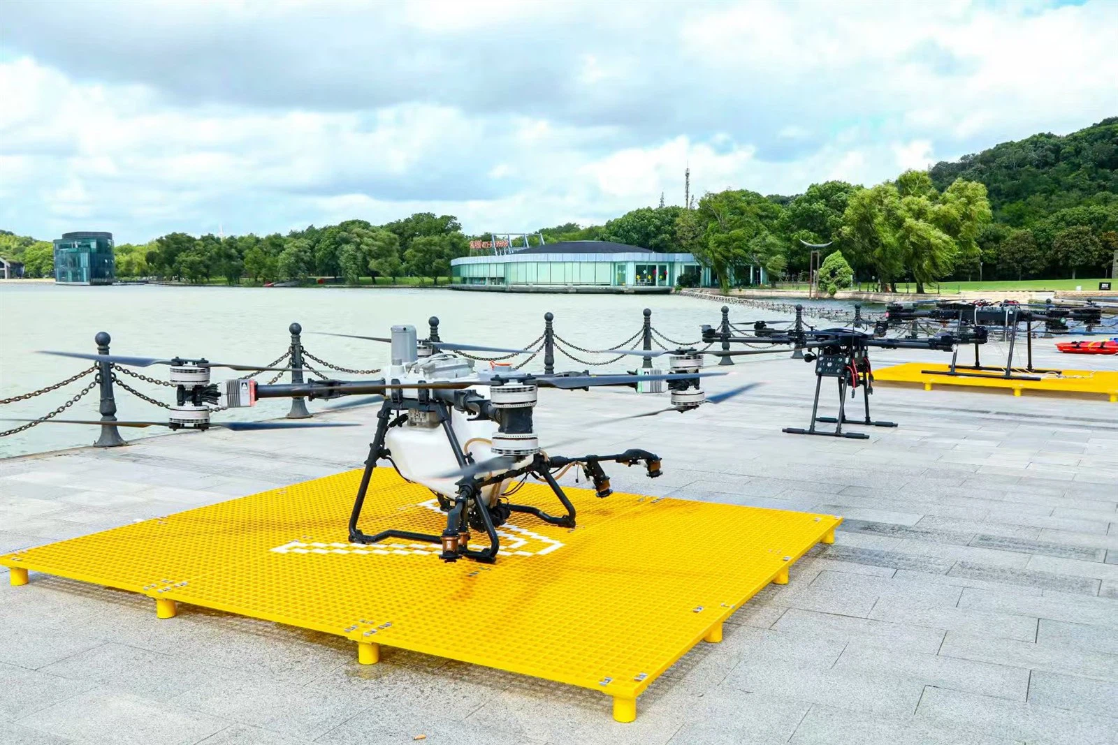 FRP grating helipad platform designed for rooftop helicopter and drone operations FRP grating helipad platform designed for rooftop helicopter and drone operations